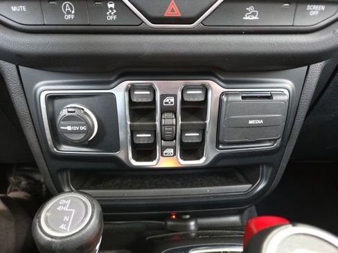 Used 2024 Jeep Wrangler Unlimited Sahara w/ Technology Group AWD/4WD image 58