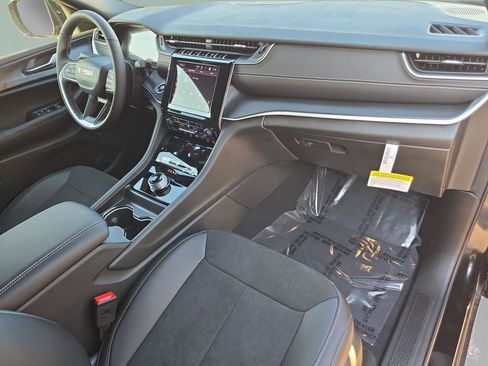 New 2025 Jeep Grand Cherokee Altitude RWD image 30