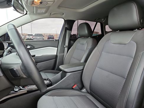 Used 2024 Chevrolet Trax LT w/ Sunroof Package FWD image 15