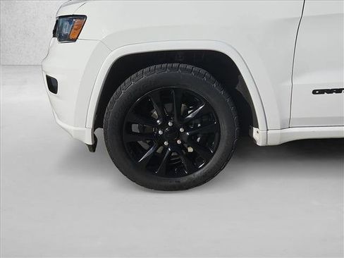 Used 2017 Jeep Grand Cherokee Altitude image 24