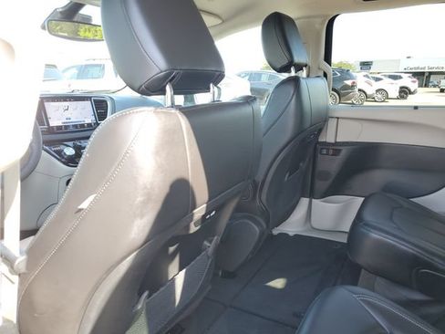 Used 2024 Chrysler Pacifica Touring-L FWD image 28