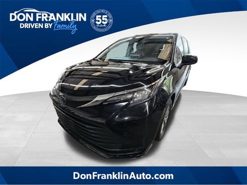 Used 2024 Toyota Sienna LE FWD image 1