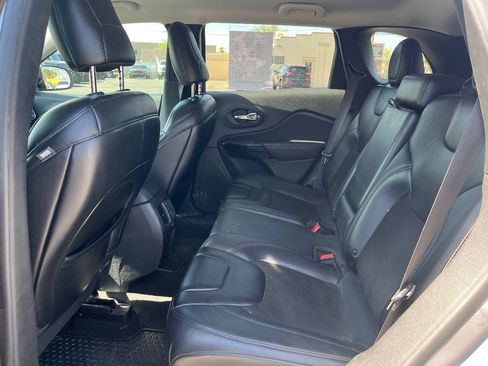 Used 2019 Jeep Cherokee Latitude Plus AWD/4WD image 13