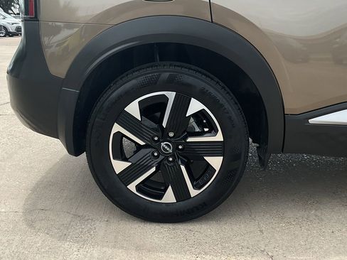 Used 2025 Nissan Kicks SV AWD/4WD image 8