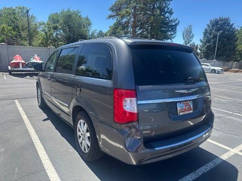 Used 2016 Chrysler Town & Country Touring FWD image 7