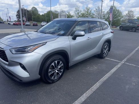 Used 2021 Toyota Highlander XLE image 2