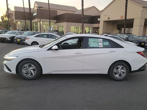 Used 2026 Hyundai Elantra SE FWD image 11