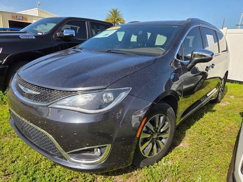 Used 2020 Chrysler Pacifica Limited w/ Advanced Safetytec Group FWD image 3