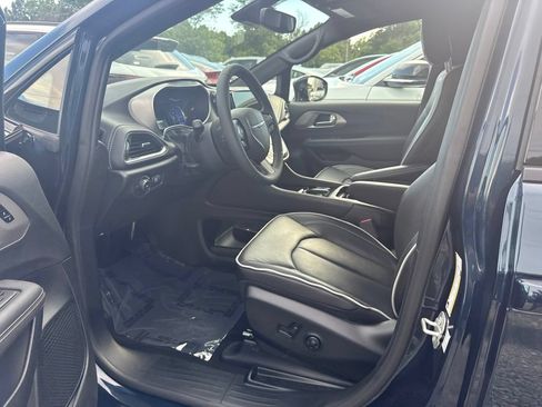 Used 2024 Chrysler Pacifica Premium FWD image 3