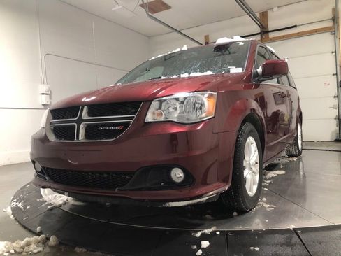 Used 2018 Dodge Grand Caravan SXT image 3