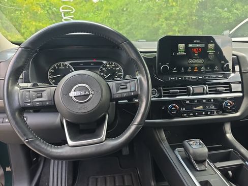 Used 2023 Nissan Pathfinder SL AWD/4WD image 13