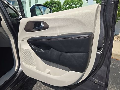 Used 2019 Chrysler Pacifica Touring-L FWD image 29