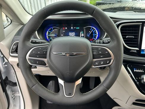 Used 2024 Chrysler Pacifica Limited FWD image 23