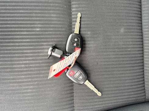 Used 2016 Toyota RAV4 LE image 28