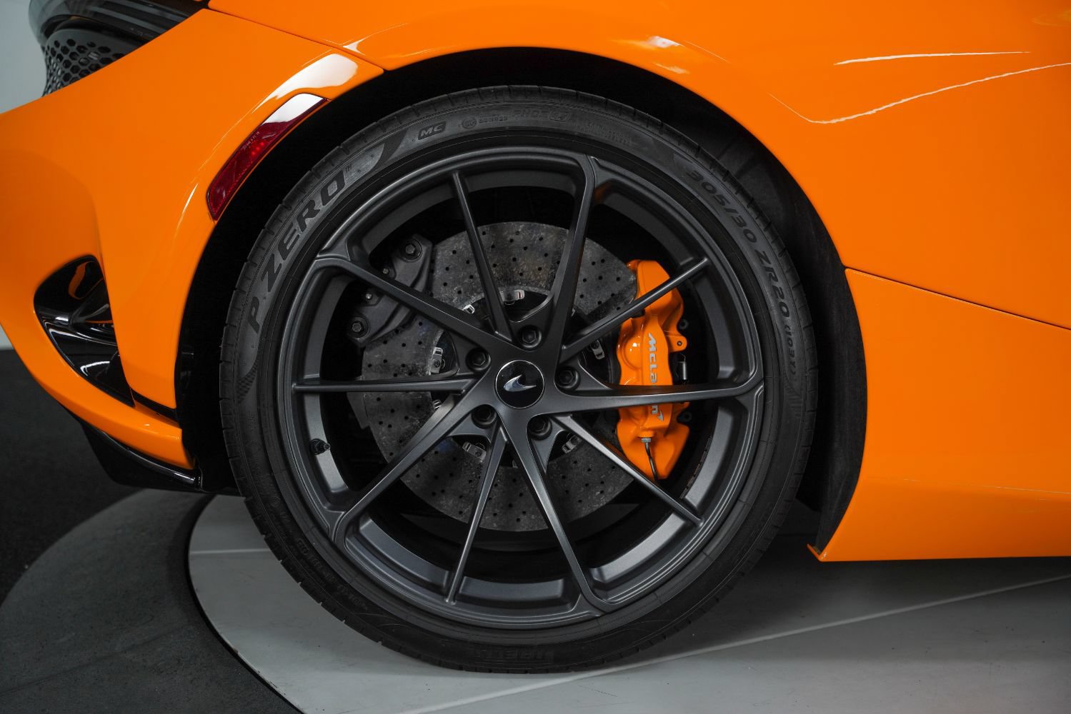 Used 2024 McLaren 750S Spider RWD image 25