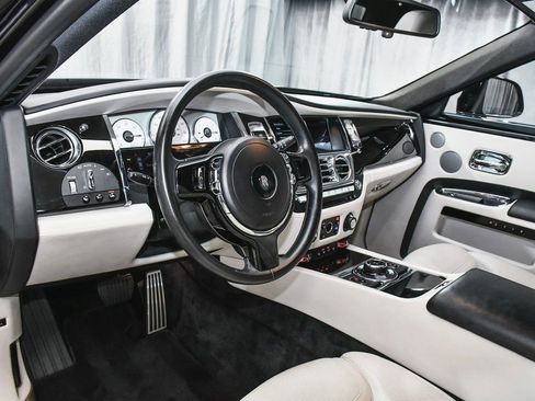 Used 2018 Rolls-Royce Ghost image 19