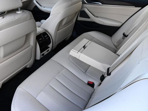 Certified 2022 BMW 530e w/ Premium Package image 10