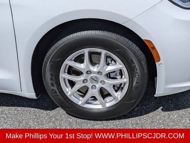 Certified 2022 Chrysler Pacifica Touring-L w/ Uconnect Theater Family Group FWD image 10