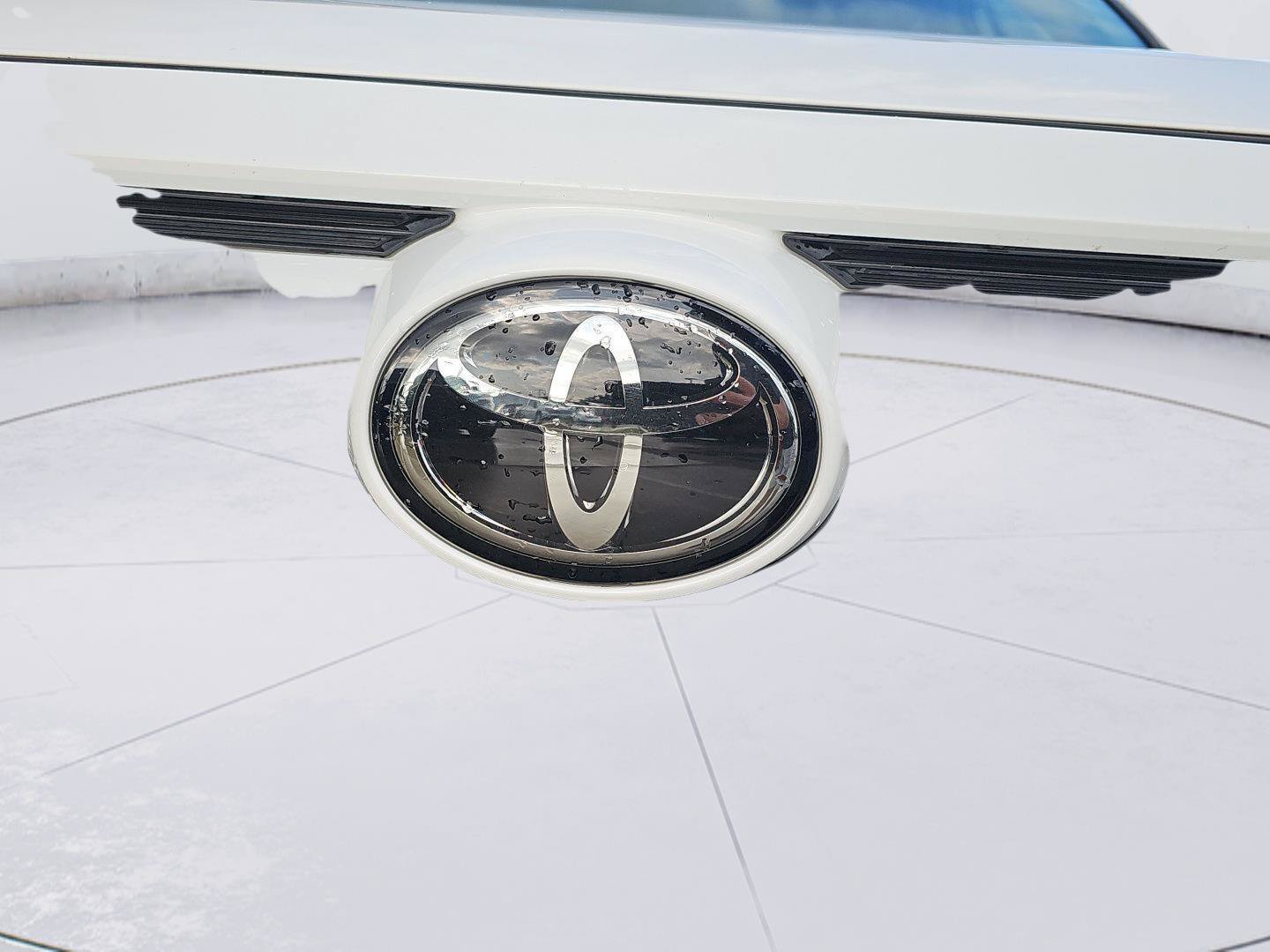 Used 2019 Toyota RAV4 LE FWD image 9