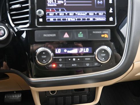 Used 2018 Mitsubishi Outlander SE FWD image 16