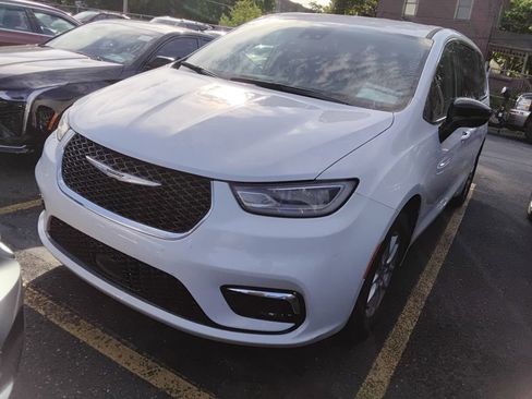 Used 2024 Chrysler Pacifica Touring-L FWD image 3