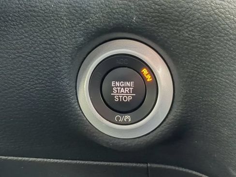 Used 2024 Chrysler Pacifica Touring FWD image 32