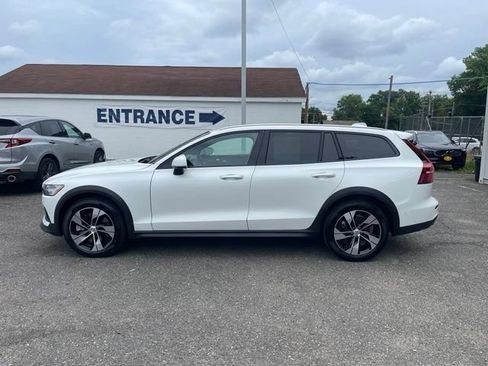 Used 2025 Volvo V60 B5 Cross Country Plus AWD/4WD image 4