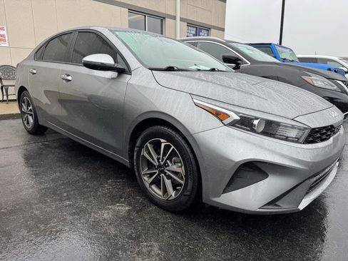 Used 2022 Kia Forte LXS w/ LXS Technology Package image 2