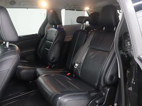 Used 2017 Toyota Sienna SE Premium FWD image 17