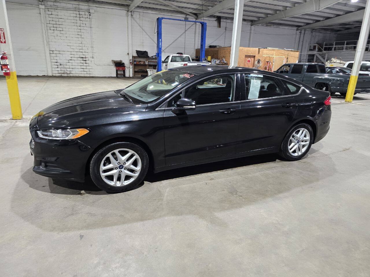 Used 2014 Ford Fusion SE FWD image 3