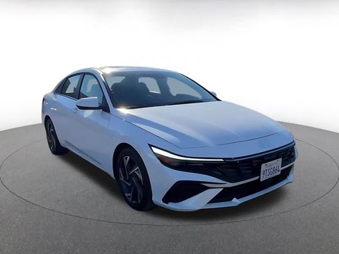 Used 2025 Hyundai Elantra SEL image 3