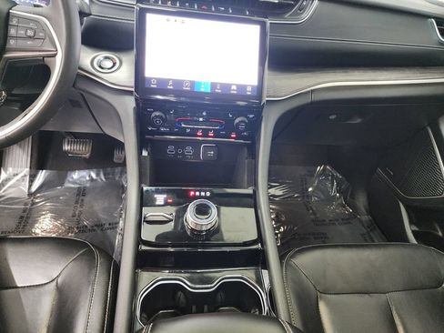 Used 2023 Jeep Grand Cherokee L Limited w/ Black Appearance Package AWD/4WD image 17