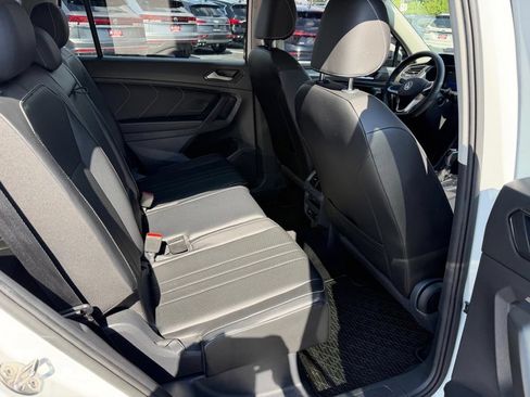 Used 2022 Volkswagen Tiguan SE w/ Panoramic Sunroof Package FWD image 30