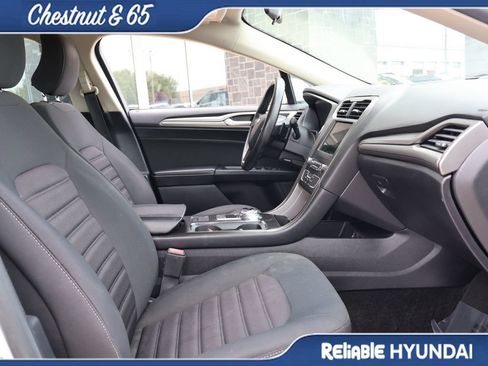 Used 2018 Ford Fusion SE w/ Fusion SE Technology Package FWD image 9