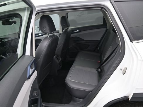 Used 2024 Volkswagen Taos SE image 15