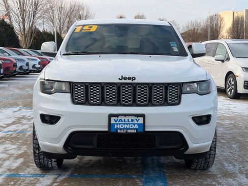 Used 2019 Jeep Grand Cherokee Altitude image 3