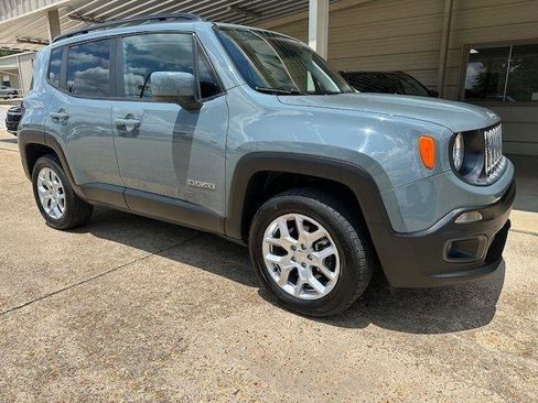 Used 2018 Jeep Renegade Latitude w/ Cold Weather Group AWD/4WD image 2