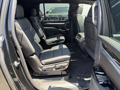 Used 2026 Cadillac Escalade ESV Luxury RWD image 27