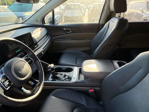 Certified 2025 Kia Carnival EX FWD image 10