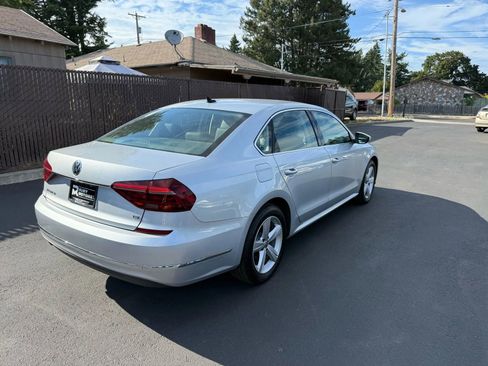 Used 2018 Volkswagen Passat 2.0T SE w/ SE Lighting Package image 5