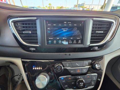 Used 2018 Chrysler Pacifica LX FWD image 23