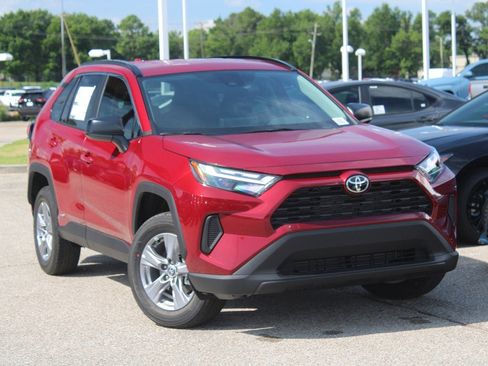 Used 2025 Toyota RAV4 LE AWD/4WD image 12