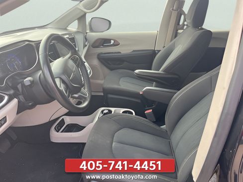 Used 2024 Chrysler Voyager LX FWD image 9