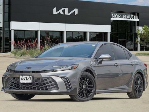 Used 2025 Toyota Camry SE image 1