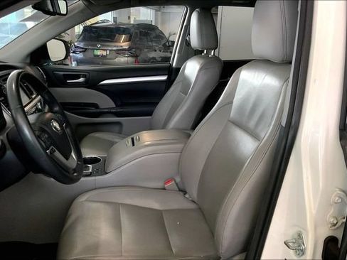 Used 2014 Toyota Highlander XLE FWD image 11