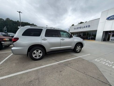 Used 2022 Toyota Sequoia SR5 AWD/4WD image 17