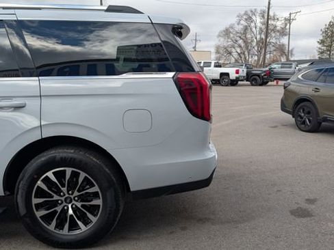 Used 2025 Ford Expedition Platinum AWD/4WD image 8