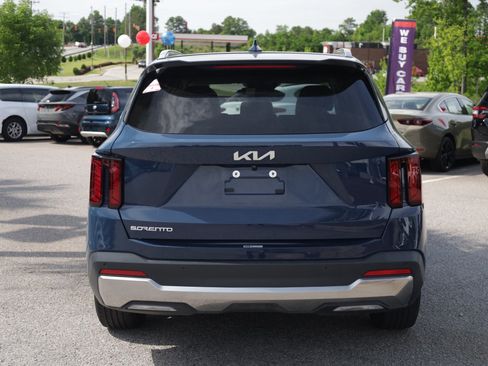 Used 2024 Kia Sorento S w/ Panoramic Sunroof Package FWD image 4