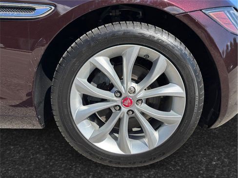Used 2018 Jaguar XF Premium image 13