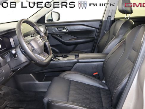 Used 2025 Nissan Rogue Platinum image 8